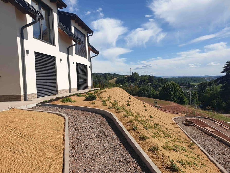 Lejtő családi háznál kókuszhálóval megerősítve